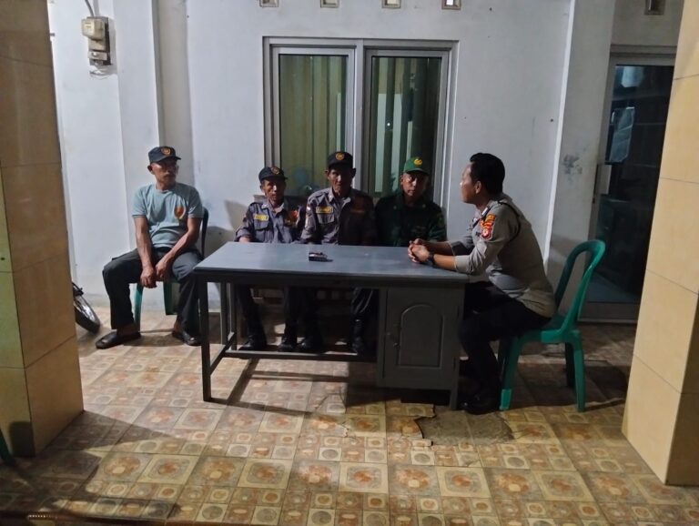 PATROLI SAMBANG INGATKAN MASYARAKAT TETAP JAGA KAMTIBMAS