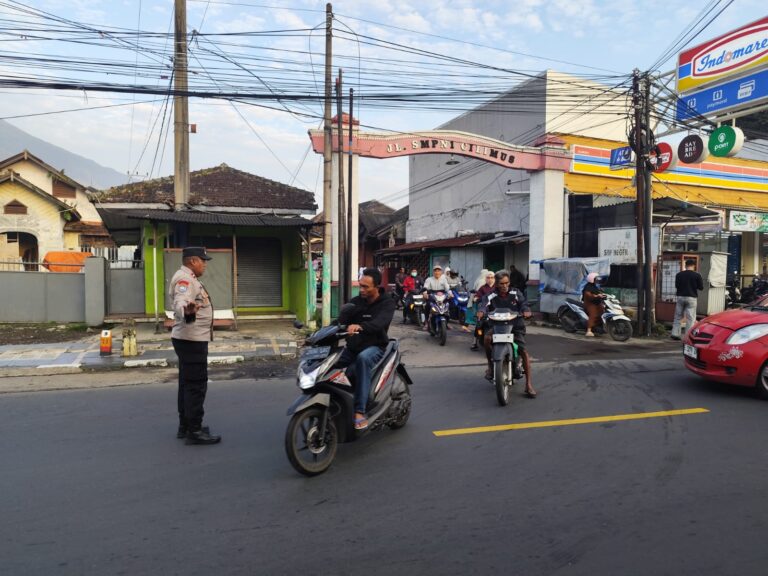 PH Pagi di Depan SMPN Cilimus, AIPDA Ep Sukmana Bantu Penyeberangan Pelajar