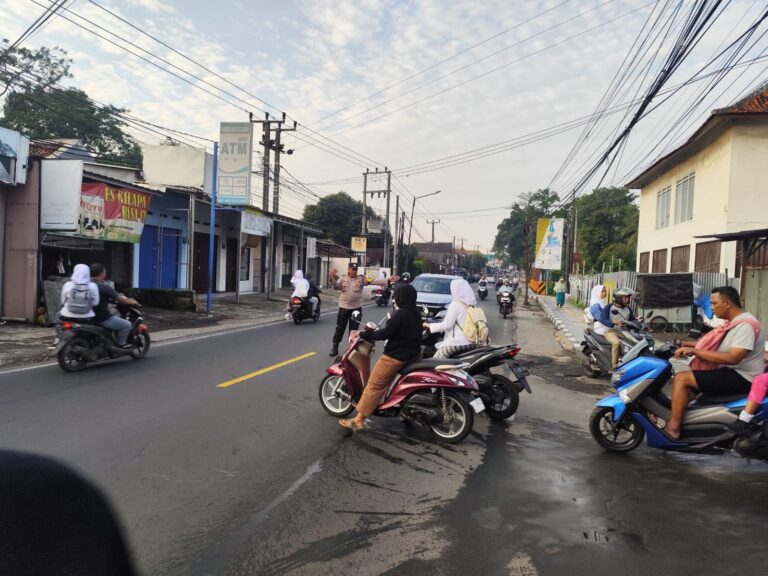 AIPDA Epa Sukmana Tertibkan Arus Pagi di Simpang SMPN Cilimus
