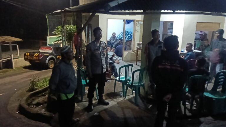 Anggota Polsek Ciniru melaksanakan patroli siskamling dalam rangka mengantisipasi potensi kejahatan C3 (Curat, Curas, dan Curanmor)