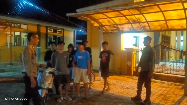 ANGGOTA POLSEK LURAGUNG BERIKAN HIMBAUAN KAMTIBMAS KEPADA ANAK MUDA YANG MASIH NONGKRONG PADA MALAM HARI