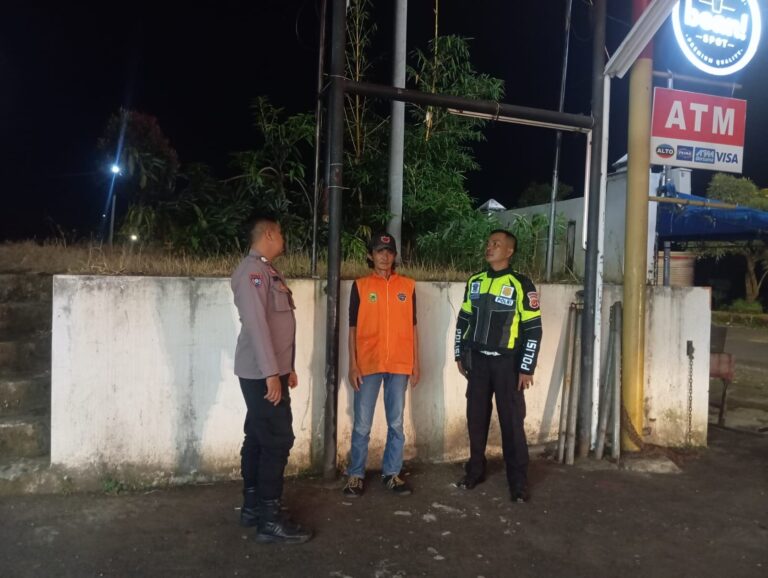 Patroli Dialogis Polsek Cilimus Jaga Kondusifitas Malam di Sangkanurip