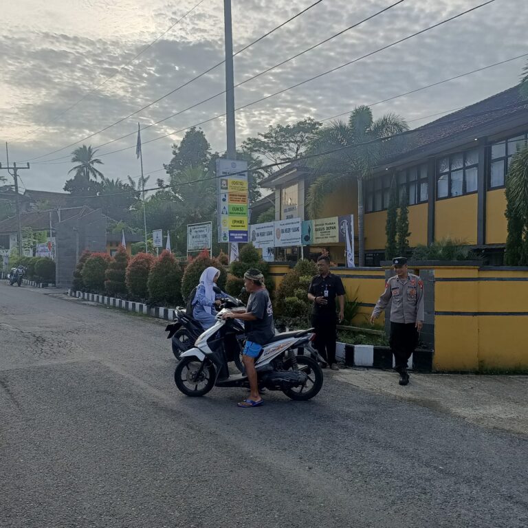 Polsek Subang Laksanakan PH Pagi di Depan SMAN 1 Subang, Arus Lalu Lintas Lancar dan Kondusif.