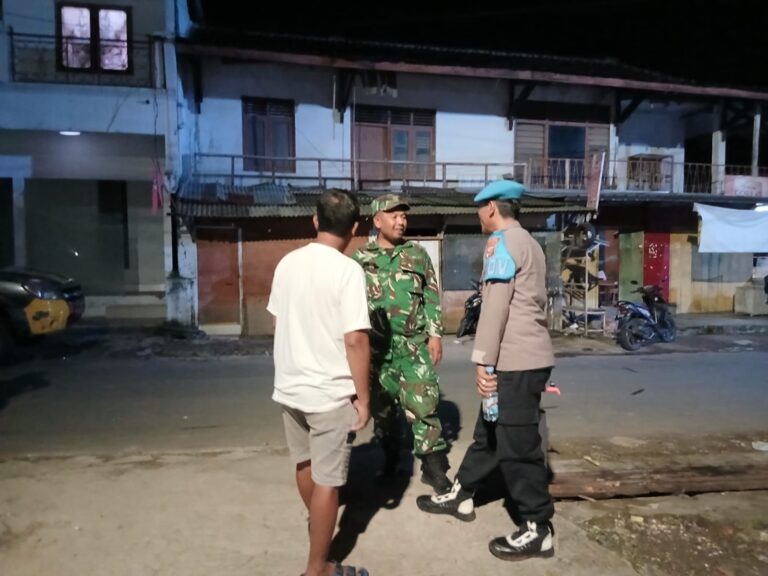Sinergitas Polri dan TNI, Ps Kanit Propam Polsek Ciwaru Bersama Babinsa Jaga Kamtibmas