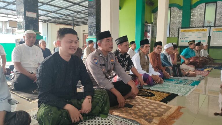 Aiptu Eko Purnomo Sholat Jum’at Berjamaah di Mesjid Nurul Huda Cidahu