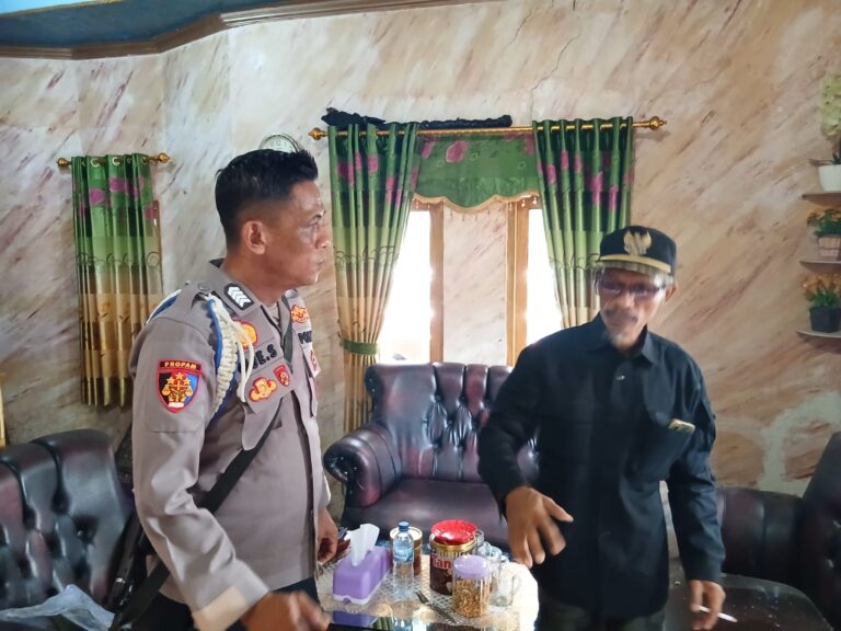 Kanit Propam Polsek Ciwaru Sambangi Warga Desa, Perkuat Kamtibmas