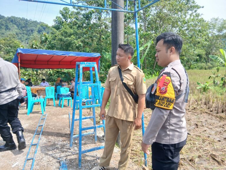 Bhabinkamtibmas Desa Ciwaru Monitoring Kegiatan Pembangunan di Wilayah BinaanKuningan – Dalam rangka menjaga situasi kamtibmas tetap kondusif sekaligus mendukung kelancaran pembangunan di desa, Bhabinkamtibmas Desa Ciwaru, Brigpol M. Azhar, melaksanakan kegiatan monitoring terhadap pelaksanaan pembangunan di wilayah binaannya, Selasa (07/04/2026).