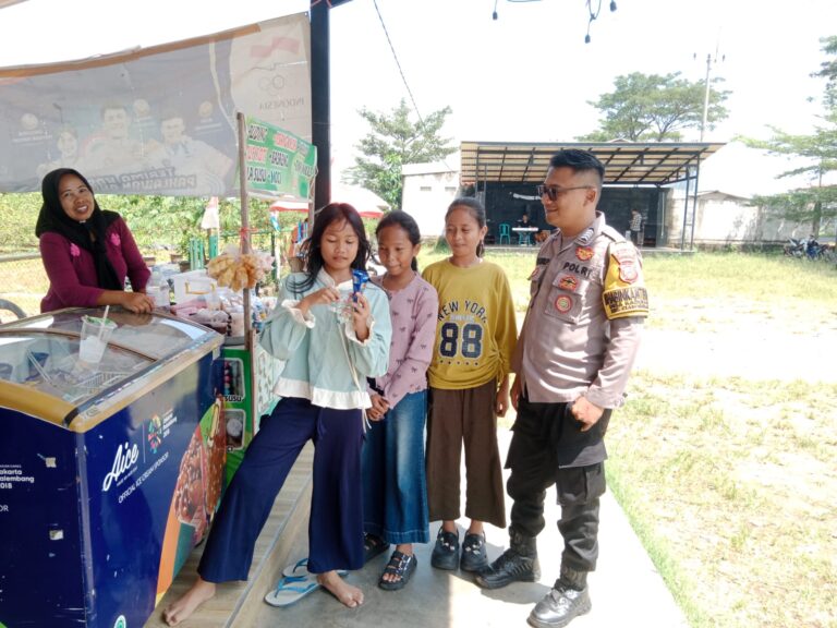 Patroli KRYD, Bhabinkamtibmas Polsek Ciawigebang Sambangi Agrowisata Pakebon di Desa Geresik Sampaikan Himbauan Kamtibmas