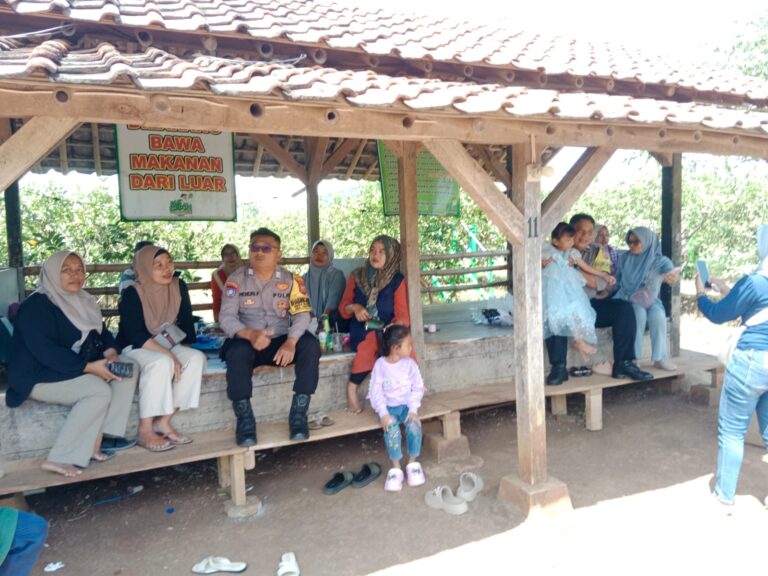 Jaga Kamtibmas, Bhabinkamtibmas Polsek Ciawigebang Patroli Siang Hari ke Agrowisata Pakebon Desa Geresik