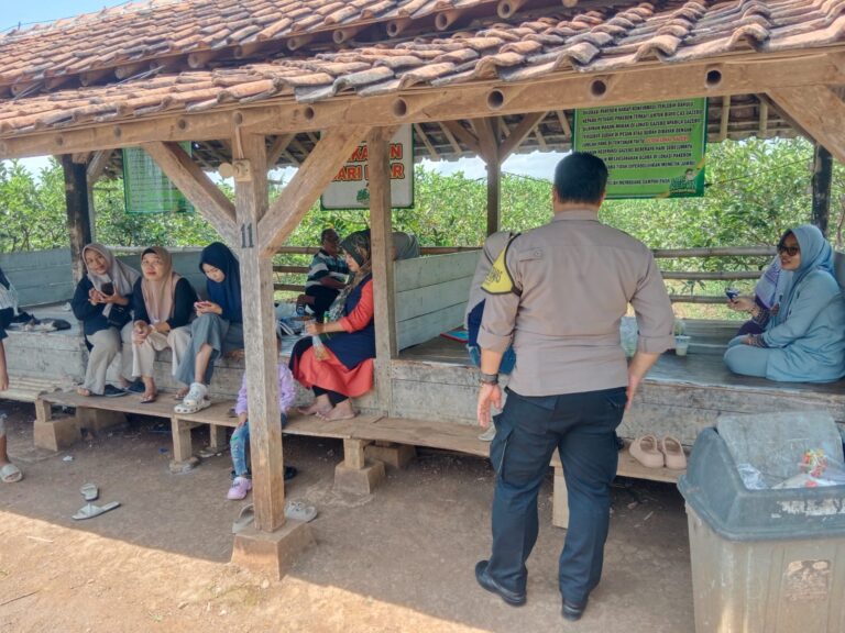 Bhabinkamtibmas Polsek Ciawigebang Hadir di Tengah Wisatawan, Patroli KRYD Digelar di Agrowisata Pakebon Desa Geresik