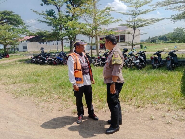 Patroli Siang Hari, Bhabinkamtibmas Polsek Ciawigebang Ajak Juru Parkir Agrowisata Pakebon di Desa Geresik Jaga Keamanan Lingkungan