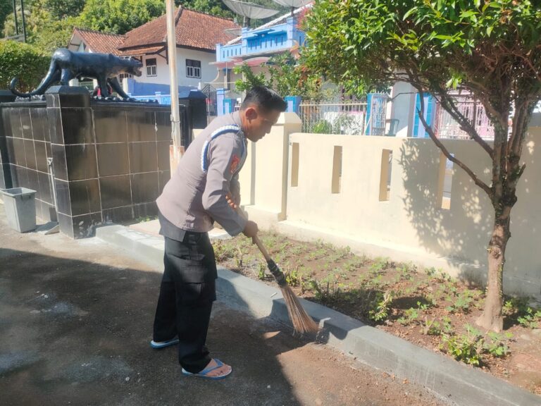 Kanit Propam Polsek Ciwaru Laksanakan Corve Jumat Bersih, Dukung Program Polres Kuningan