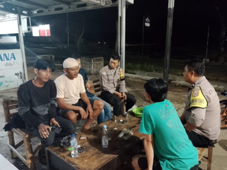 Patroli KRYD Malam Hari, Bhabinkamtibmas Polsek Ciawigebang Sambangi Warga Desa Geresik