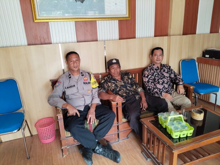 Bhabinkamtibmas Desa Mekarjaya Sambangi Perangkat Desa, Perkuat Sinergitas Kamtibmas