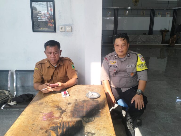 Bhabinkamtibmas Desa Kapandayan Jalin Silaturahmi Kamtibmas dengan Perangkat Desa