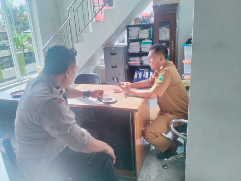 Bhabinkamtibmas Desa Kapandayan Perkuat Sinergi Kamtibmas Melalui Silaturahmi dengan Perangkat Desa