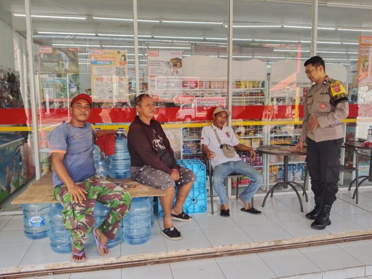 Bhabinkamtibmas Desa Sidaraja Sambangi Warga Binaan di Alfamart, Sampaikan Pesan Kamtibmas