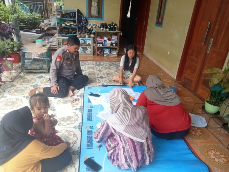 Bhabinkamtibmas Sambangi Warga, Pererat Silaturahmi dan Sampaikan Pesan Kamtibmas