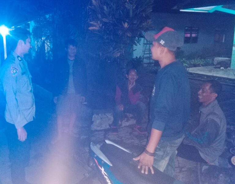 Patroli KRYD Malam Hari, Bhabinkamtibmas Polsek Ciawigebang Aktif Sambangi Warga di Desa Ciawigebang