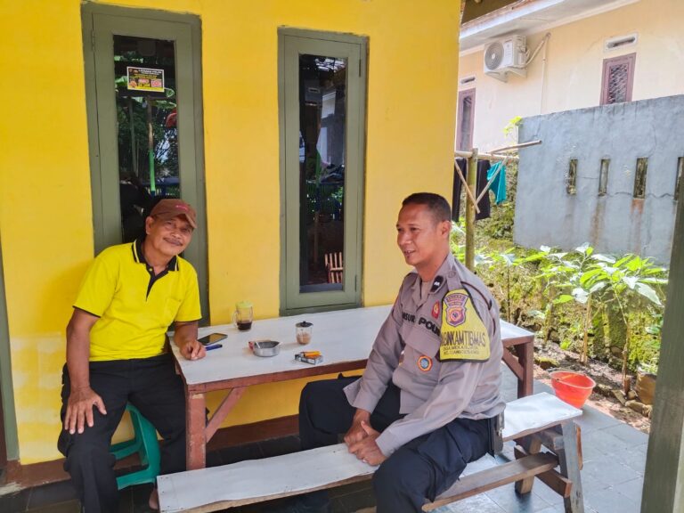 Sambang Warga, Bhabinkamtibmas Desa Mekarjaya Sampaikan Pesan Keamanan