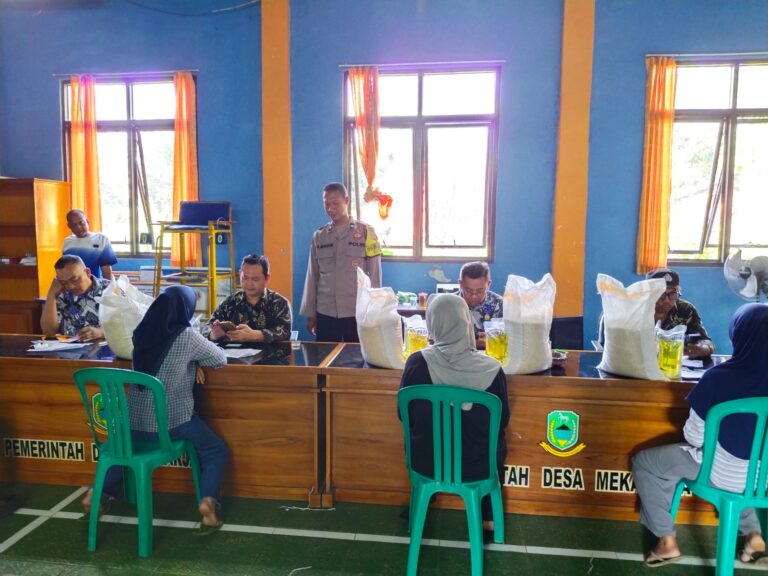 910 Warga Terima Bansos, Bhabinkamtibmas Desa Mekarjaya Lakukan Pengamanan