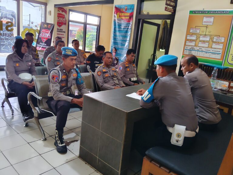 Sipropam Polres Kuningan Ingatkan Anggota Polsek Ciawigebang Soal Kode Etik dan Disiplin