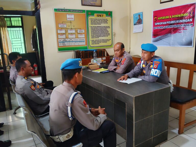 Hindari Pelanggaran, Anggota Polsek Ciawigebang Diberi Arahan oleh Sipropam Polres Kuningan