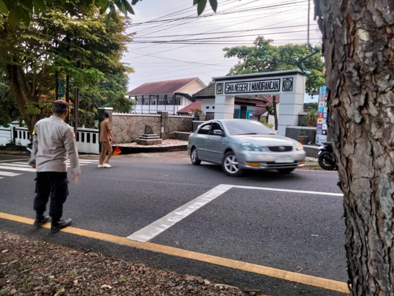 Dedikasi Tanpa Jeda, Personel Polsek Mandirancan Tegak Berdiri Atur Lalu Lintas Pagi Demi Kenyamanan Warga