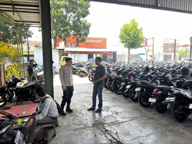 Patroli KRYD Malam Hari, Bhabinkamtibmas Polsek Luragung Sampaikan Himbauan kepada Tukang Parkir