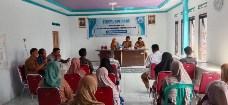 Bhabinkamtibmas Polsek Kramatmulya Laksanakan monitoring Penyaluran Bansos BLT DD Desa Gandasoli