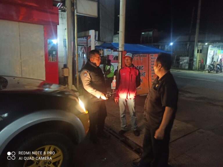 Patroli Malam Hari Piket Polsek Kramatmulya Jaga Harkamtibmas di Wilayah Hukum Sambangi Security SPBU Desa Cilowa