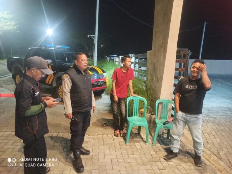 Patroli Malam Hari Piket Polsek Kramatmulya Jaga Harkamtibmas di Wilayah Hukum Sambangi Juru Parkir Café D’Jons Desa Cilaja