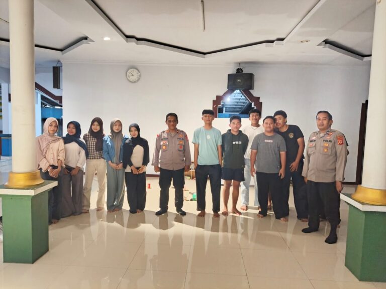 Ipda Lukman Hakim Pimpin Patroli Malam Hari dengan Strong Point dan Sambang Warga, Antisipasi Tawuran, Geng Motor hingga Kejahatan C-3 di Wilayah Hukum Pancalang