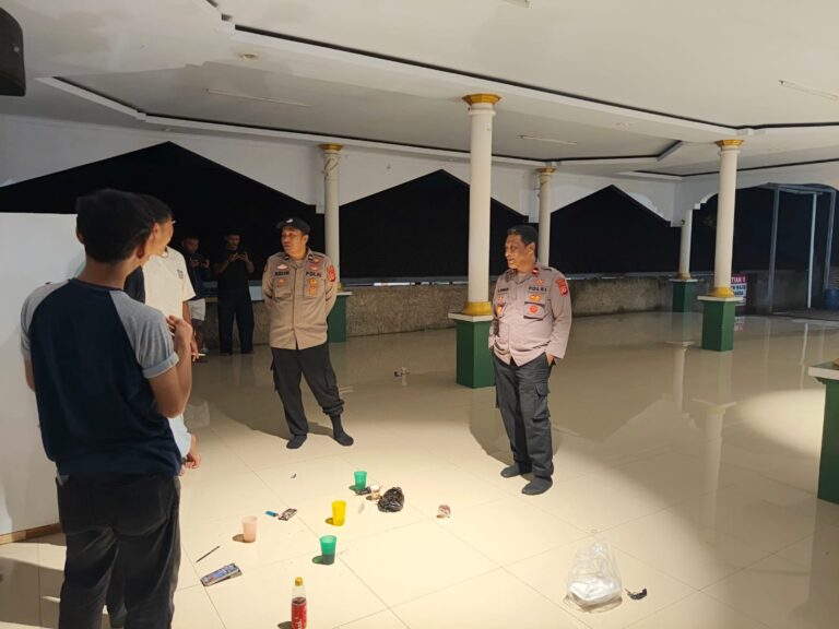 Ipda Lukman Hakim Pimpin Patroli KRYD Malam Hari dengan Strong Point dan Sambang Warga, Antisipasi Tawuran, Geng Motor di Wilayah Hukum Pancalang