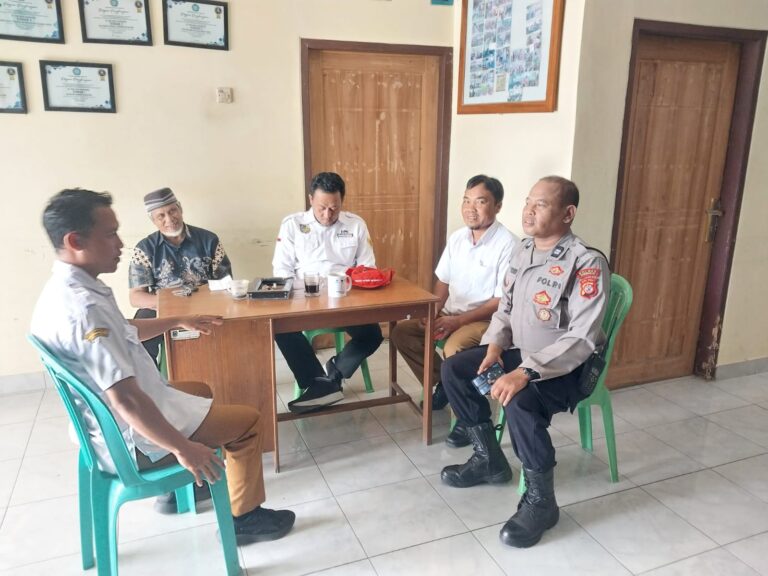 Patroli Siang Anggota Polsek Kramatmulya Jaga Keamanan di Wilayah Hukum Polsek Kramatmulya Sambangi Kantor Desa Karangmangu