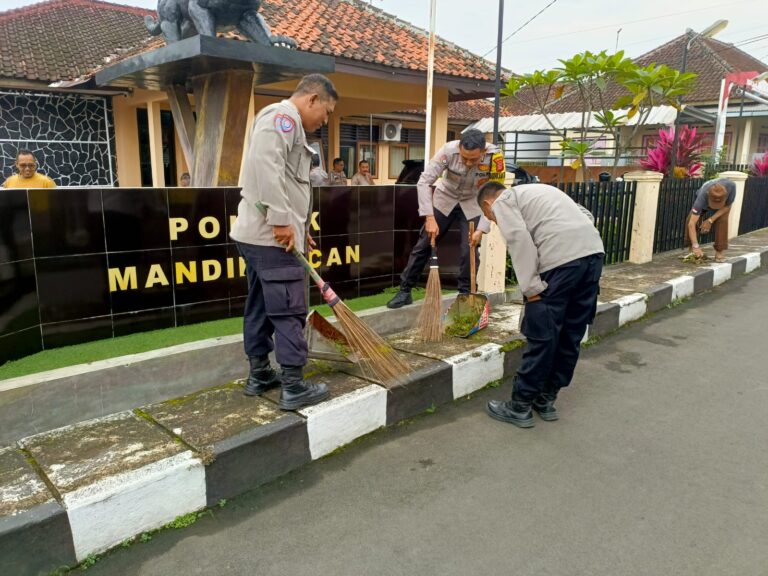 Jumsih Program… Kapolsek Mandirancan Pimpin Korve Massal di Lingkungan Mako