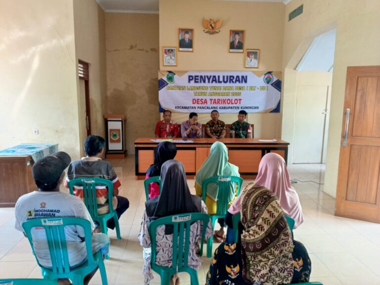 Ipda Lukman Hakim Monitoring Penyaluran BLT-DD di Desa Tarikolot, Pastikan Tepat Sasaran