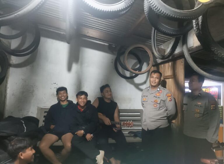 Patroli Malam Polsek Pancalang di Desa Sarewu Ditingkatkan, Petugas Berikan Imbauan Kamtibmas Demi Ciptakan Rasa Aman Warga