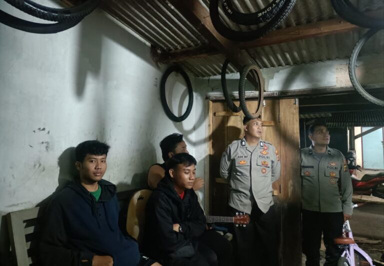 Unit Patroli Polsek Pancalang di Desa Sarewu Ditingkatkan, Petugas Berikan Imbauan Kamtibmas dan Antisipasi C3 Demi Ciptakan Rasa Aman Warga