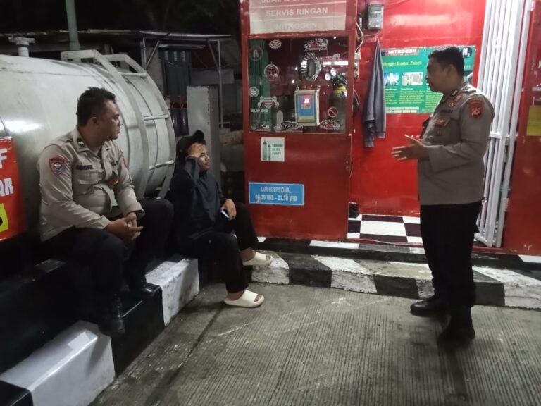 POLSEK CINIRU LAKSANAKAN PATROLI SAMBANG DI DESA HANTARA, TINGKATKAN KESELAMATAN KAMPUNG