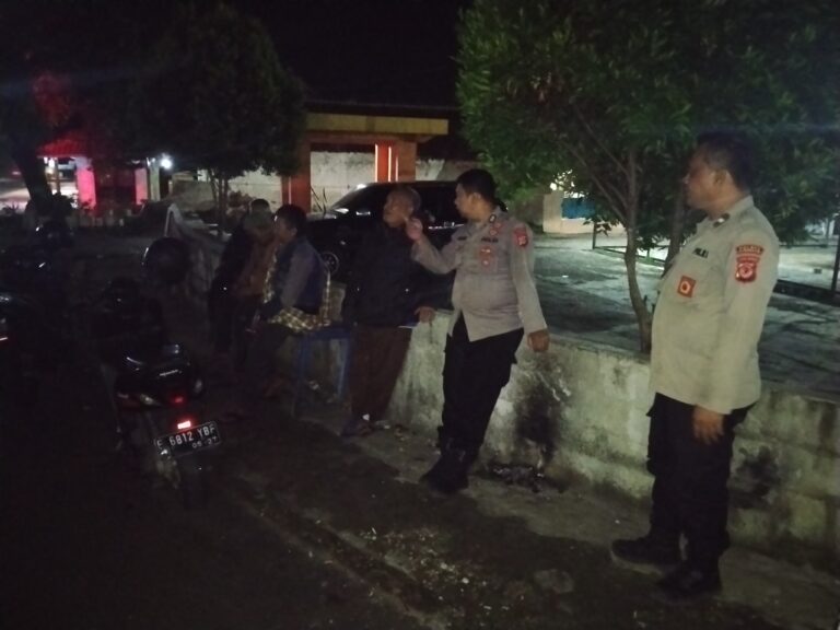 Personel Polsek Ciniru melaksanakan kegiatan patroli sambang di Desa Tundagan, Kecamatan Hantara, Kabupaten Kuningan, guna menjaga situasi keamanan dan ketertiban masyarakat (kamtibmas) tetap kondusif
