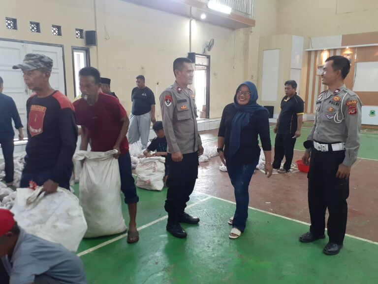 Polisi Monitoring Pembagian Daging Kurban di Desa Cibeureum