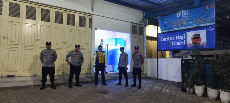 POLSEK LURAGUNG TINGKATKAN PATROLI MALAM SAMBANGI OBYEK VITAL DAN BERIKAN HIMBAUAN KAMTIBMAS