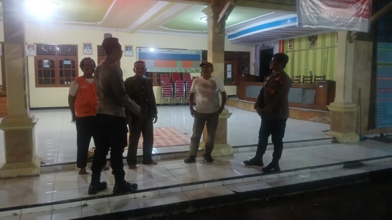 POLSEK LURAGUNG LAKSANAKAN PATROLI MALAM DAN SAMBANGI WARGA DESA PANYOSOGAN CEGAH GANGGUAN KAMTIBMAS