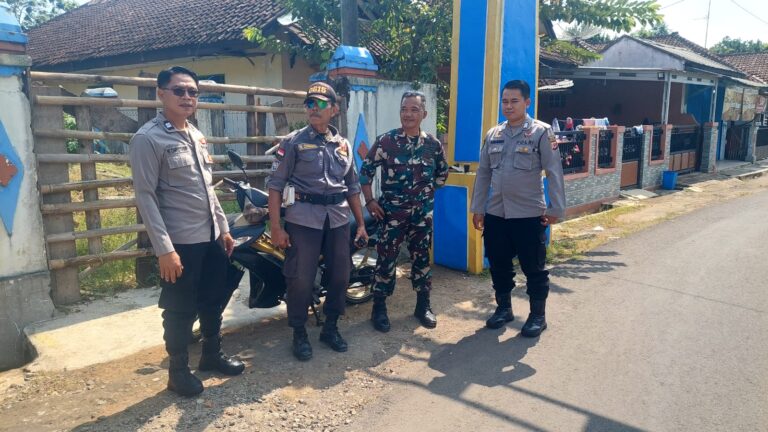 BABINSA BERSAMA BHABINKAMTIBMAS SAMBANG WARGA DESA BINAAN CIPTAKAN SITUASI KAMTIBMAS AMAN DAN KONDUSIF