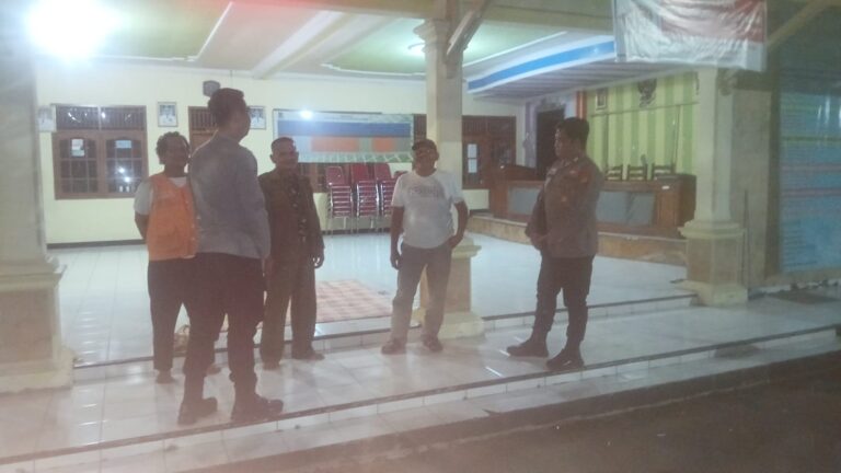 CEGAH GANGGUAN KAMTIBMAS POLSEK LURAGUNG LAKSANAKAN PATROLI MALAM DAN SAMBANGI WARGA DESA PANYOSOGAN