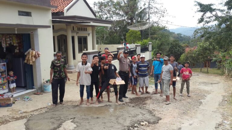 Polsek Ciniru Intensifkan Patroli Sambang, Jaga Kondusifitas di Desa Ciniru
