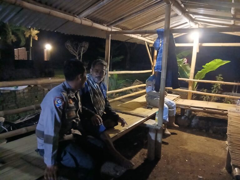 Personel Polsek Ciwaru Laksanakan Sambang dan Dialog Kamtibmas dengan Warga pada Malam Hari