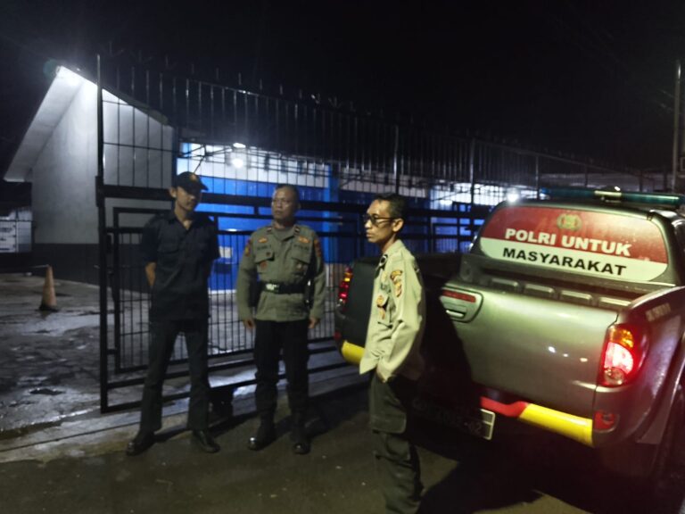 Polsek Cidahu Lakukan Patroli Dialogis, Sambang Satpam Toko Putra Cimahi