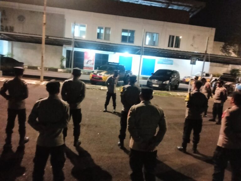 Kapolsek Ciawigebang Pimpin Apel Gabungan Kegiatan Rutin Yang Ditingkatkan (KRYD) Zona 5 di Terminal Type A Kertawangunan